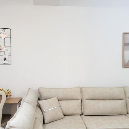 One-Bedroom Gem By The Square Tiranë Luaran gambar