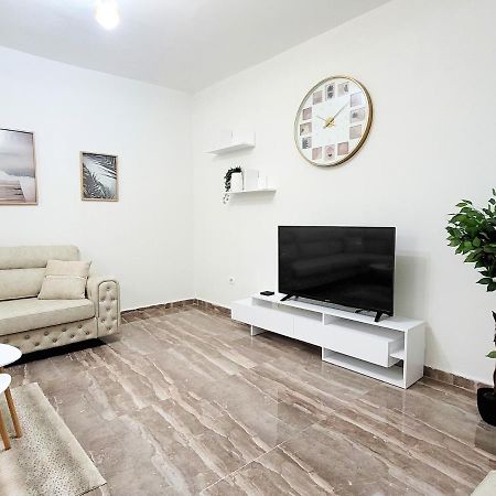 One-Bedroom Gem By The Square Tiranë Luaran gambar