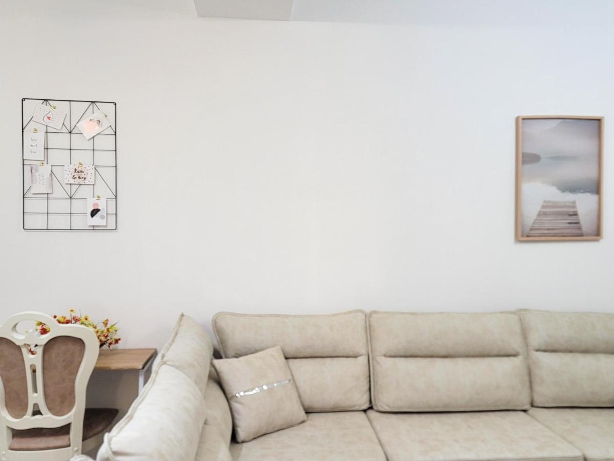 One-Bedroom Gem By The Square Tiranë Luaran gambar