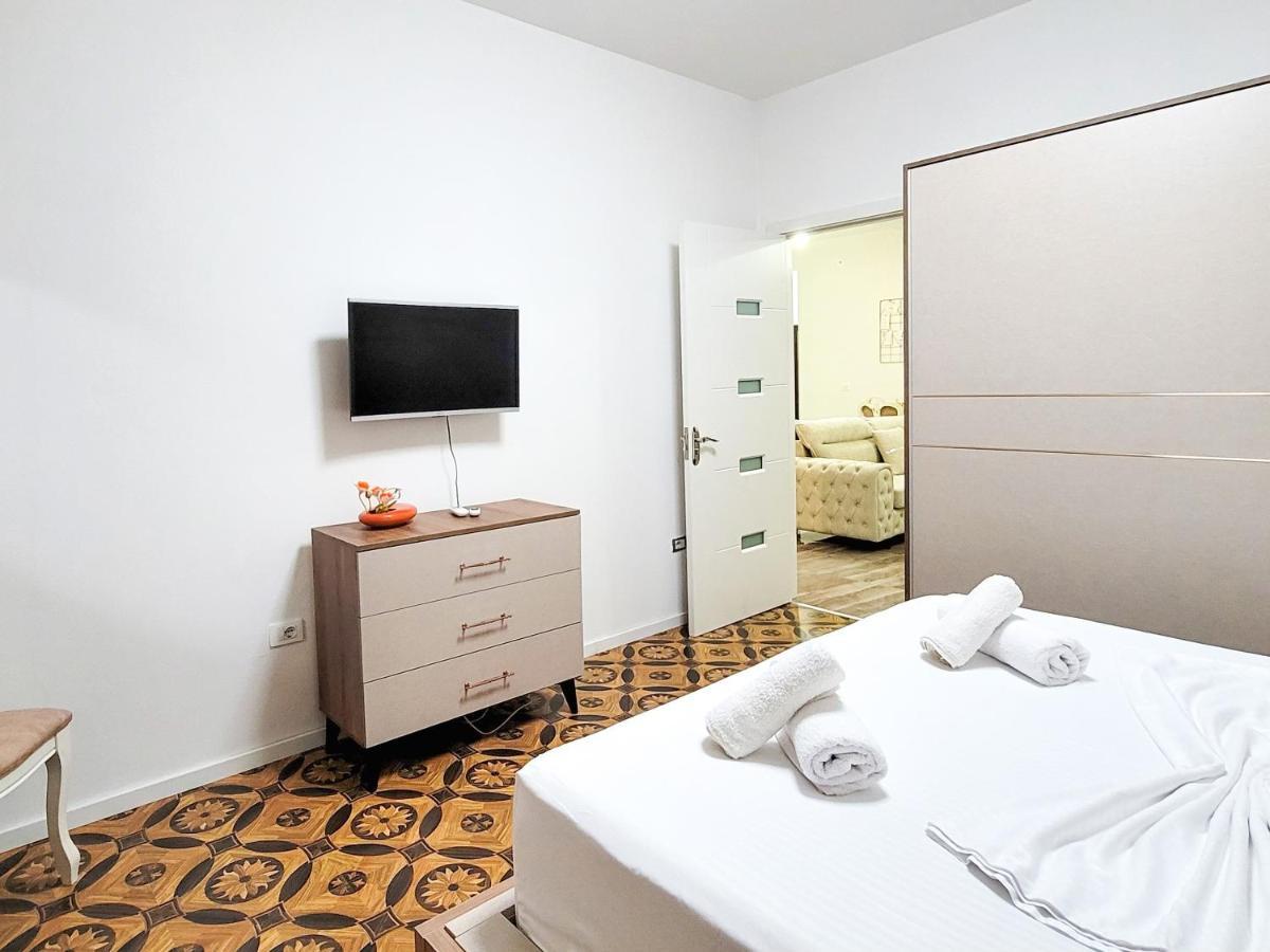 One-Bedroom Gem By The Square Tiranë Luaran gambar