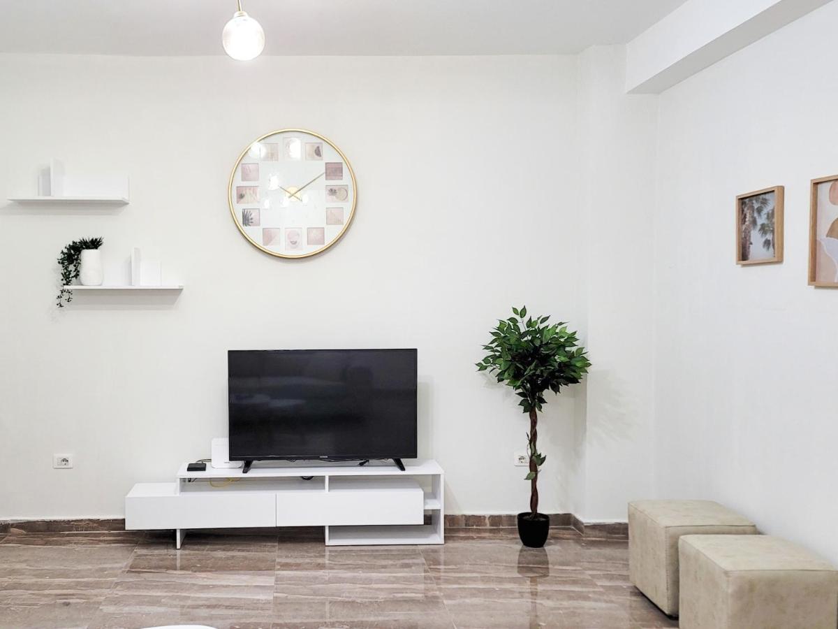 One-Bedroom Gem By The Square Tiranë Luaran gambar