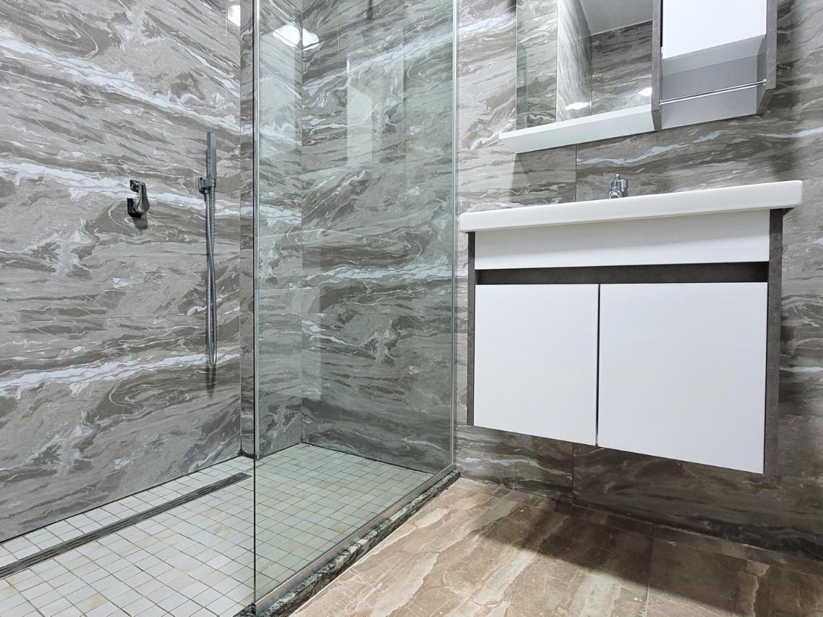 One-Bedroom Gem By The Square Tiranë Luaran gambar