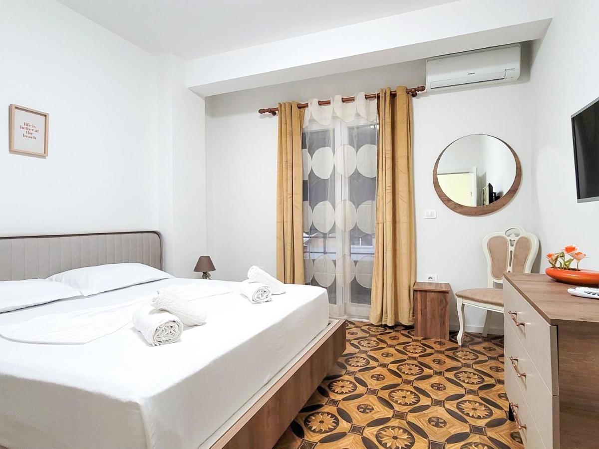 One-Bedroom Gem By The Square Tiranë Luaran gambar