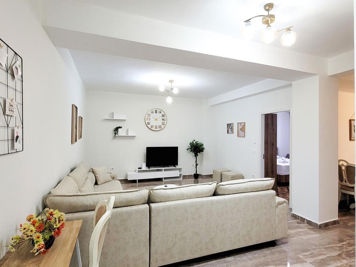 One-Bedroom Gem By The Square Tiranë Luaran gambar