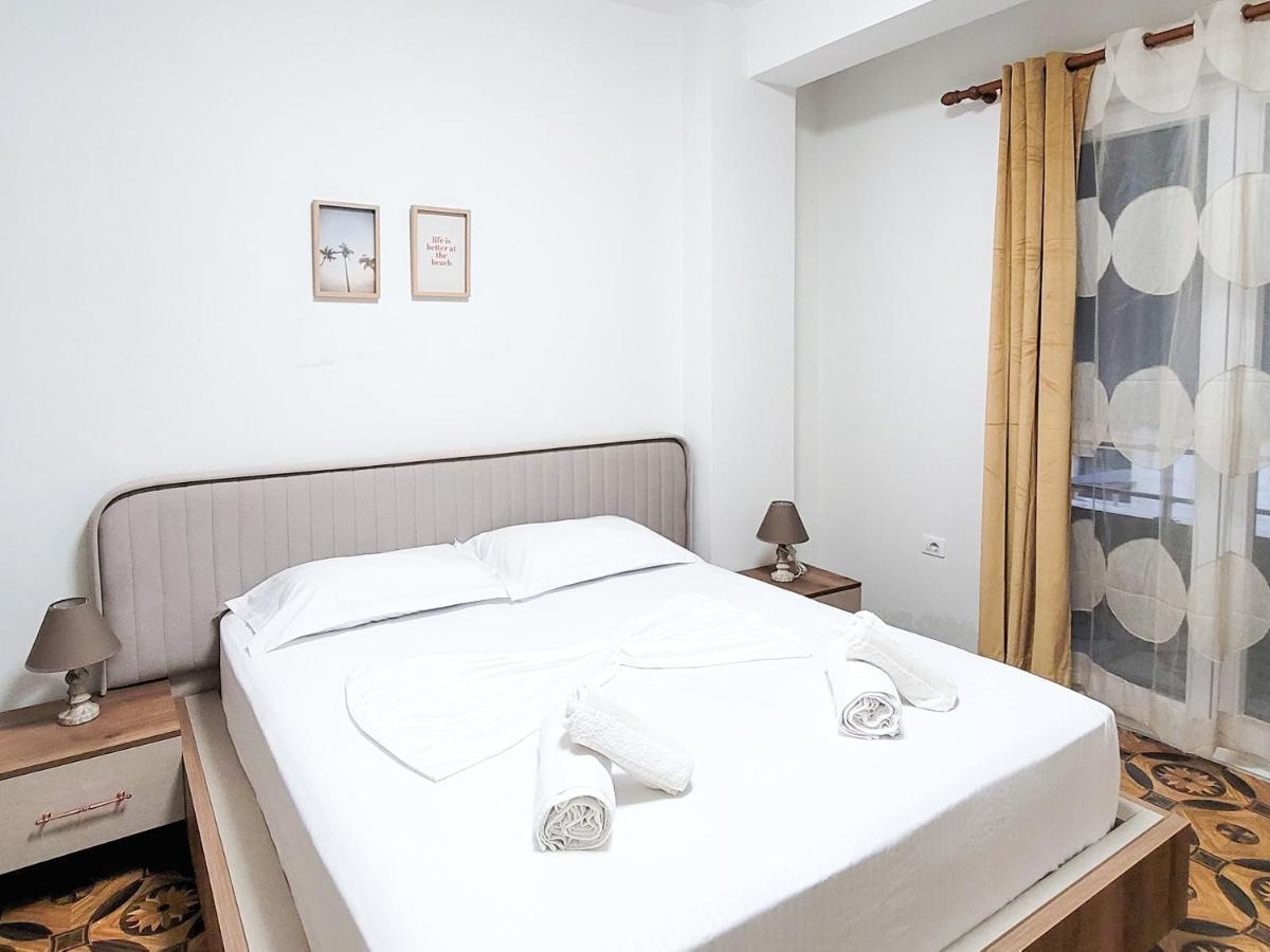 One-Bedroom Gem By The Square Tiranë Luaran gambar