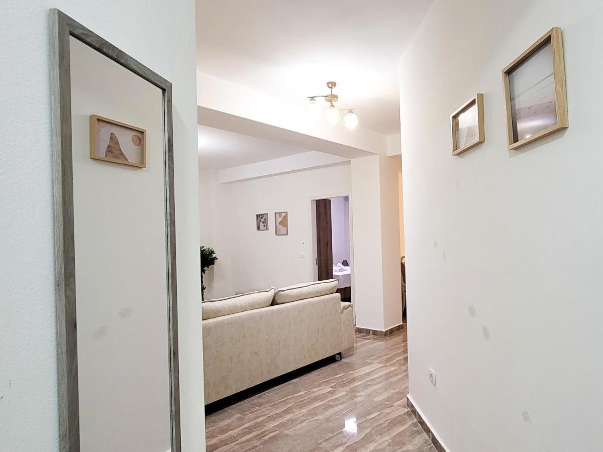 One-Bedroom Gem By The Square Tiranë Luaran gambar